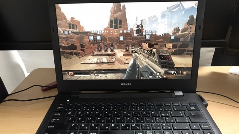 ノートPCで『APEX LEGENDS』をプレイしている様子